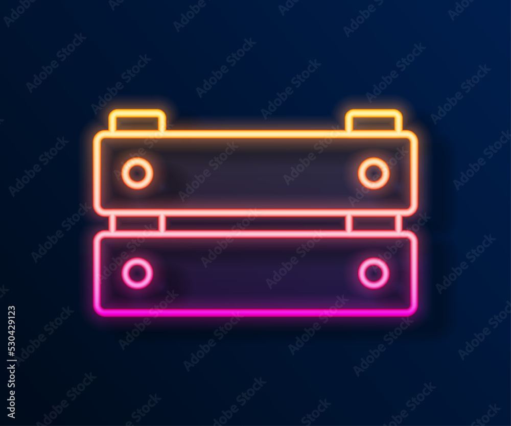 Obraz premium Glowing neon line Wooden box icon isolated on black background. Grocery basket, storehouse crate. Empty wooden container for vegetables, products. Vector