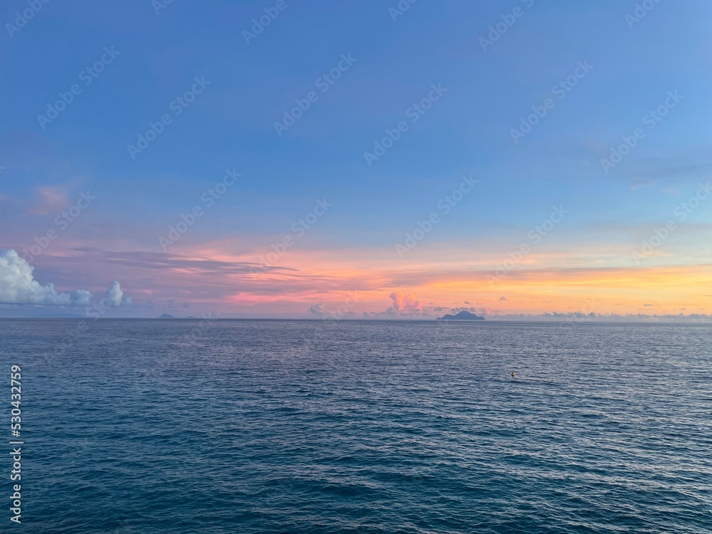 Obraz premium Sunset by the ocean