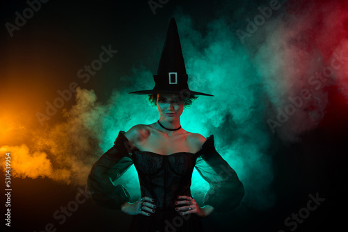 Valokuva Photo of wicked lady enchantress ready doing sorcery in dark forest midnight iso