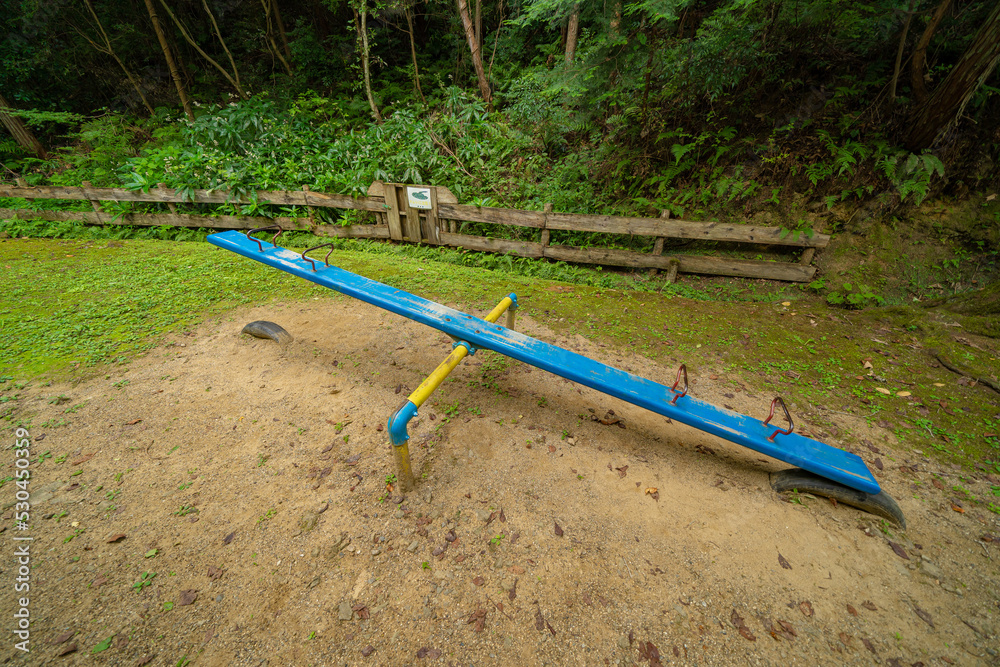 公園に置かれたシーソー 公園に置かれたシーソー