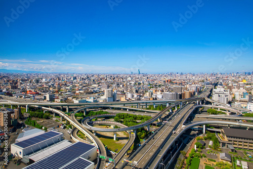 高速道路ジャンクションがある都市風景