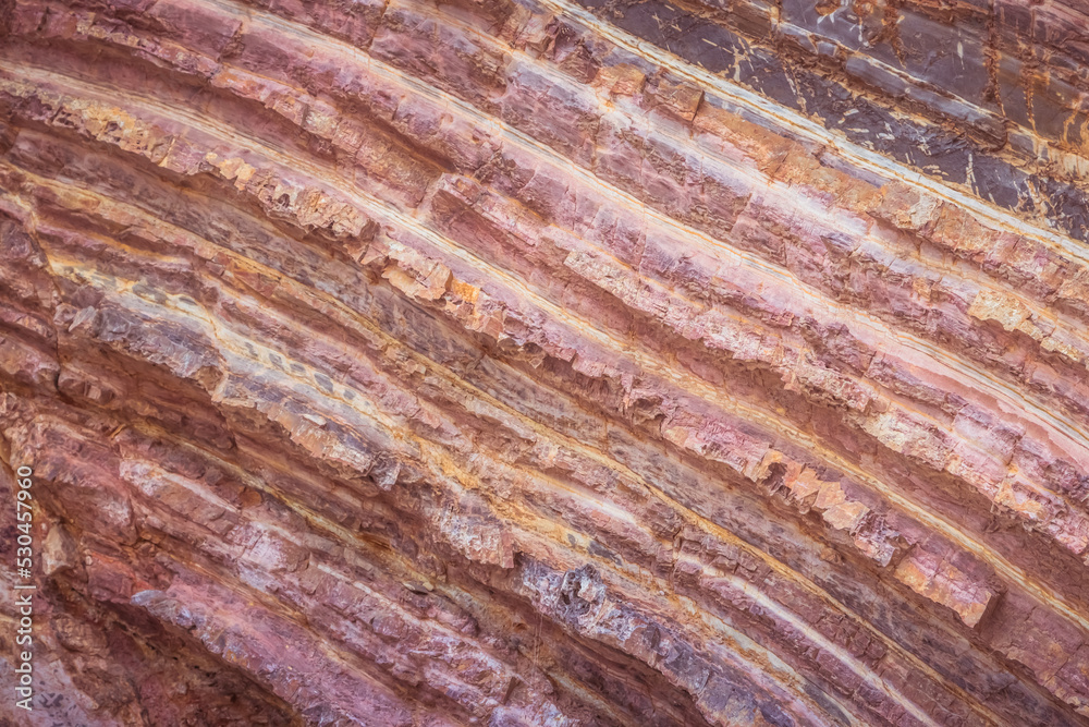 Naklejka premium Pink and red waves in the rocks