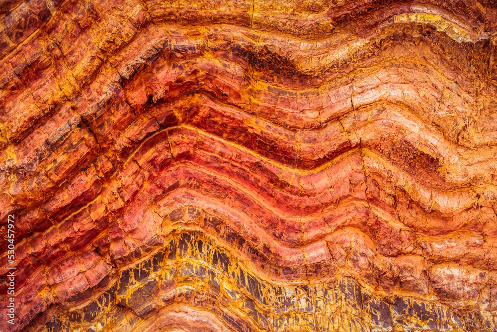Naklejka premium Pink and red waves in the rocks