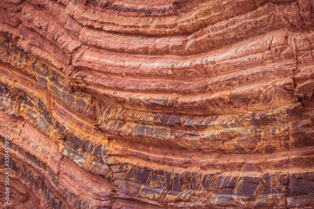 Naklejka premium Pink and red waves in the rocks