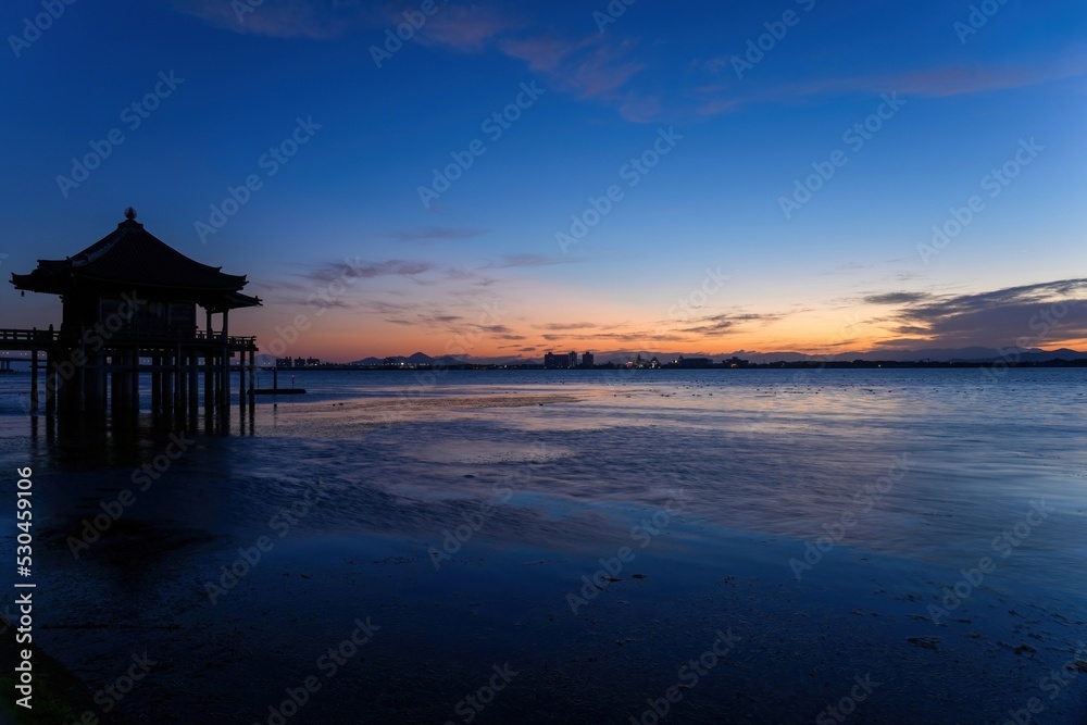 夜明け直前の琵琶湖と浮見堂のコラボ情景＠滋賀