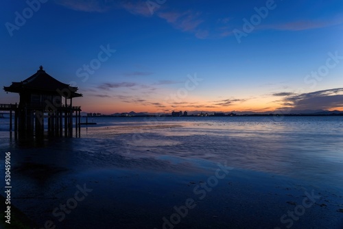 夜明け直前の琵琶湖と浮見堂のコラボ情景＠滋賀 © Scott Mirror