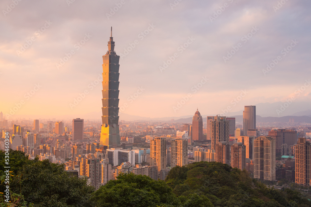 Fototapeta premium Sunset over Taipei skyline