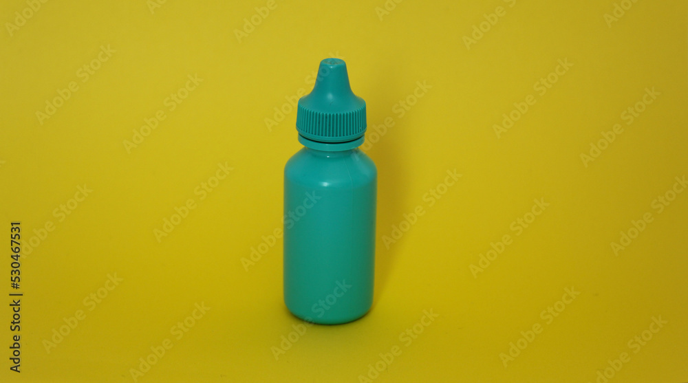 Envase gotero de plastico en color verde para producto oftálmico. Envase gotero de plastico en color verde para producto oftálmico.