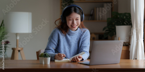 Bilde på lerret Young college student have question and answer to teacher by video call E-learni