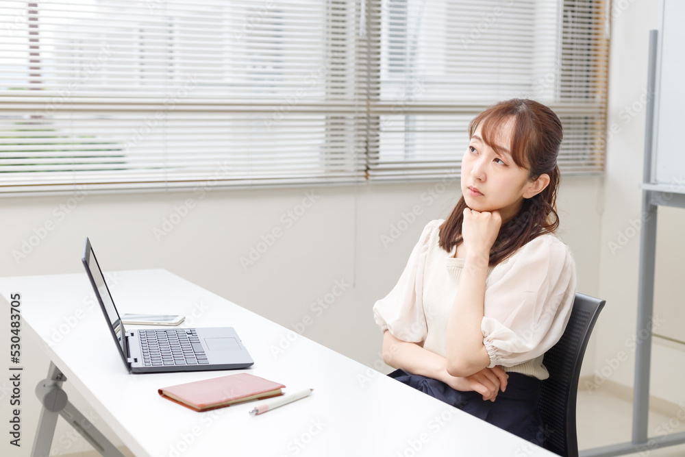 トラブルや問題を抱えて、考え込んでいる女性とデスクワーク トラブルや問題を抱えて、考え込んでいる女性とデスクワーク
