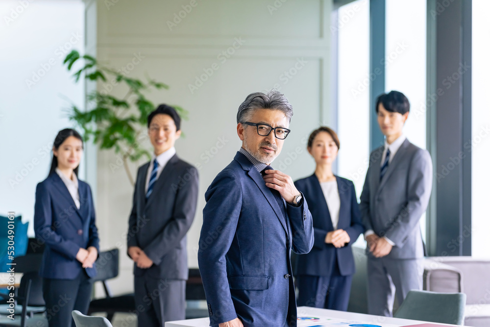 エグゼクティブ男性と会社員グループ