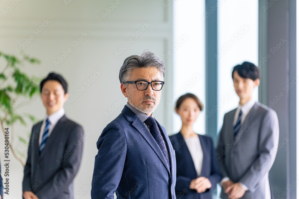 エグゼクティブ男性と会社員グループ