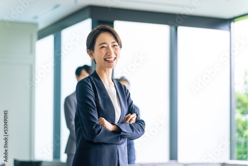 Wallpaper Mural 笑顔のビジネスウーマン Torontodigital.ca