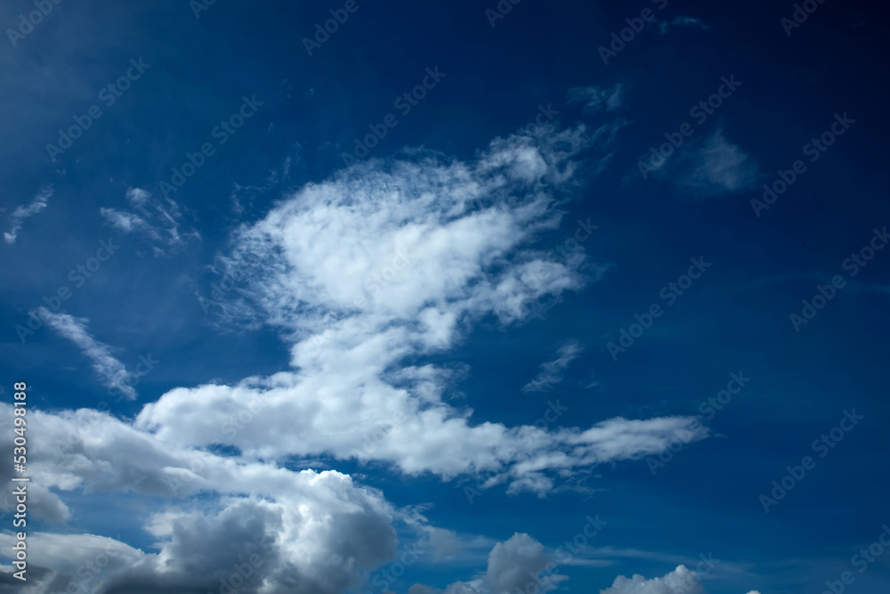 Błękitne niebo z białymi chmurkami , blue sky - obrazy, fototapety, plakaty 