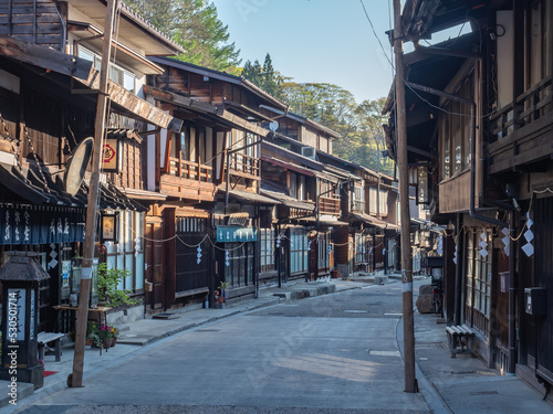 早朝の奈良井宿の街並み © m.nakamura