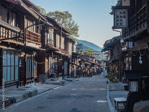 早朝の奈良井宿の街並み