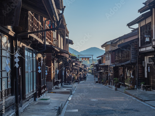 早朝の奈良井宿の街並み