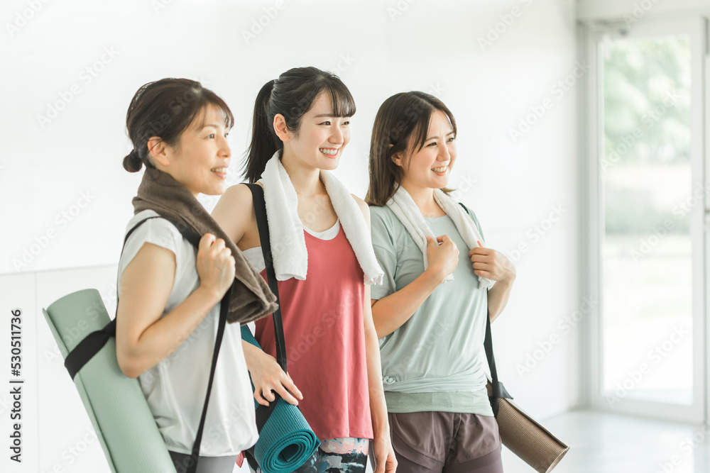 ヨガマットを持ってヨガ教室に通う日本人の女性達
ヨガマットを持ってヨガ教室に通う日本人の女性達