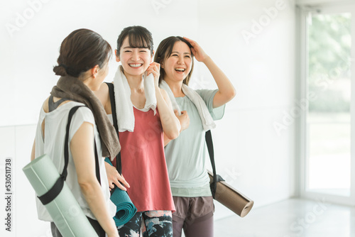ヨガマットを持ってヨガ教室に通う日本人の女性達 