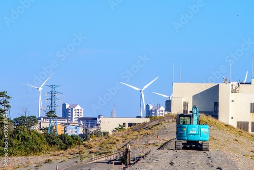 ショベルカーで更地を都市開発する風景
