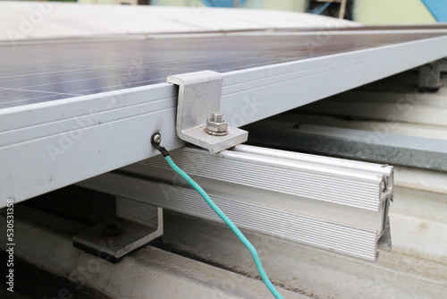 Billede på lærred Incorrect Grounding Connection Installation of Solar Panel on Roof
