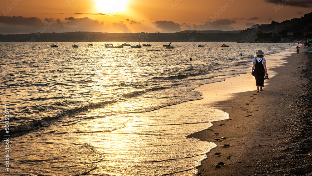 Naklejka premium Sunset Walk on the Beach