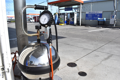 ガソリンスタンド、エアコンプレッサー、空気入れ