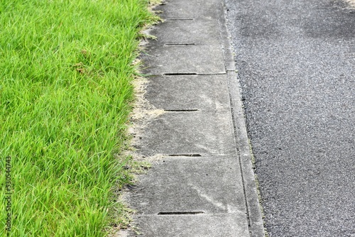 芝生、溝蓋、アスファルト、道路