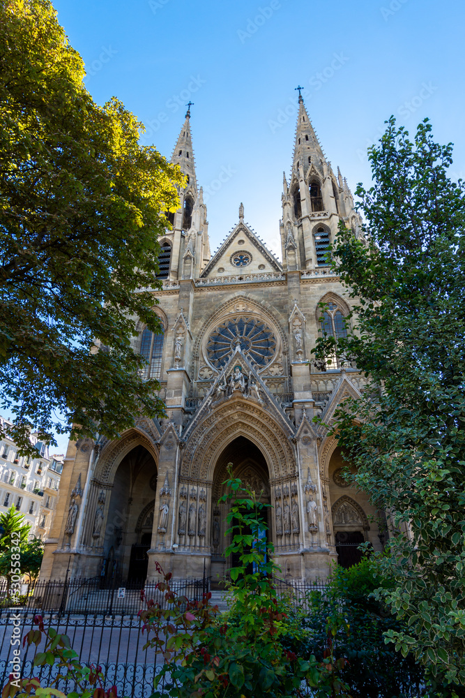 Vue de la façade de la basilique SainteClotilde, église catholique de style néogothique