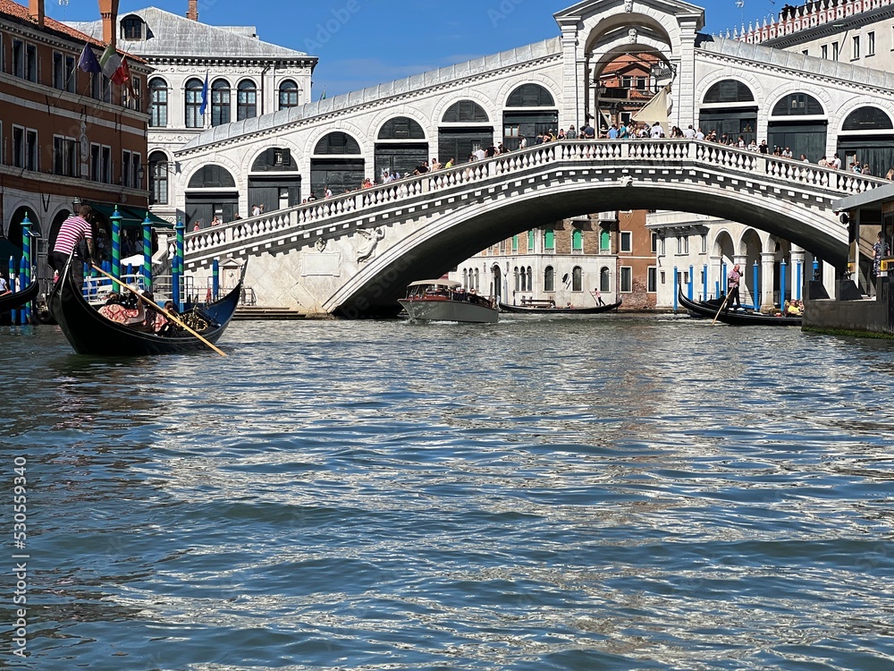 Fototapeta premium Rialto bridge and a gondola