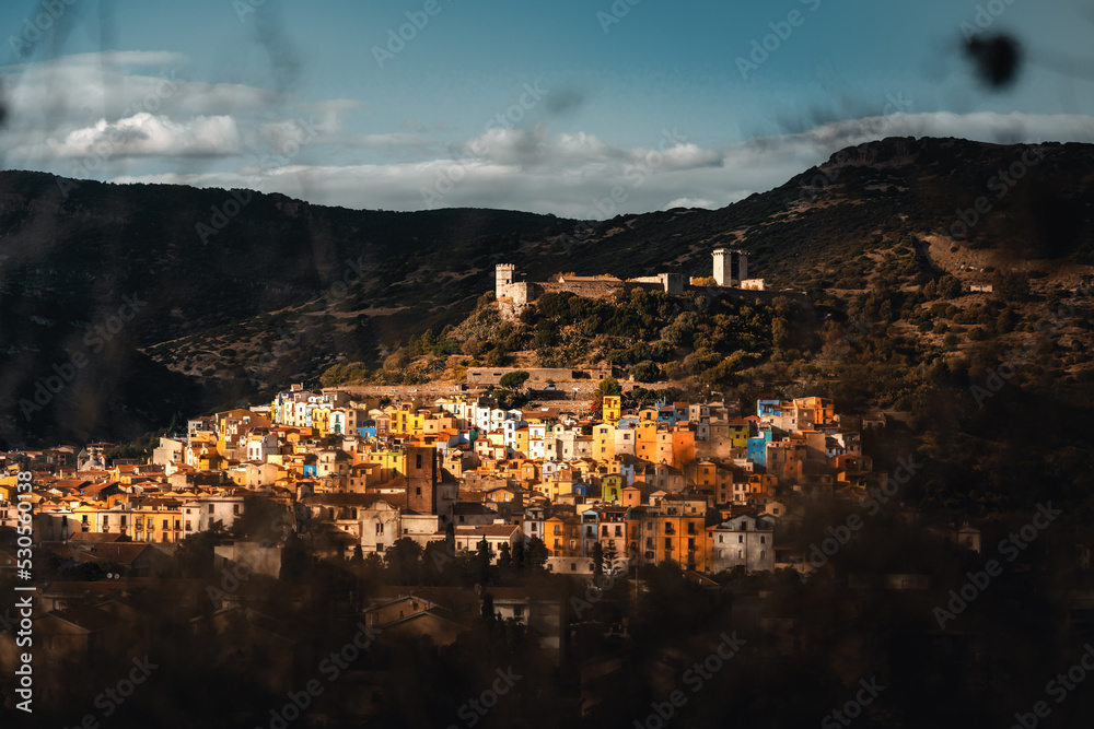 Der malerische Ort Bosa einer Gemeinde auf Sardinien, Italien