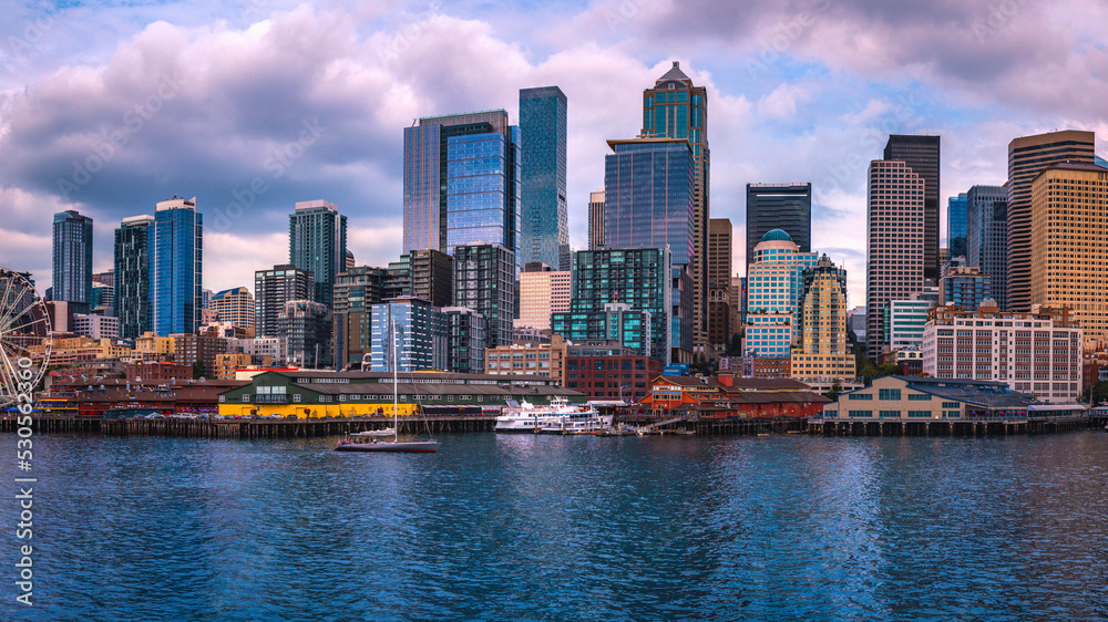 Obraz premium Seattle city skyline, dramatic cloudscape over Elliot Bay in Washington State