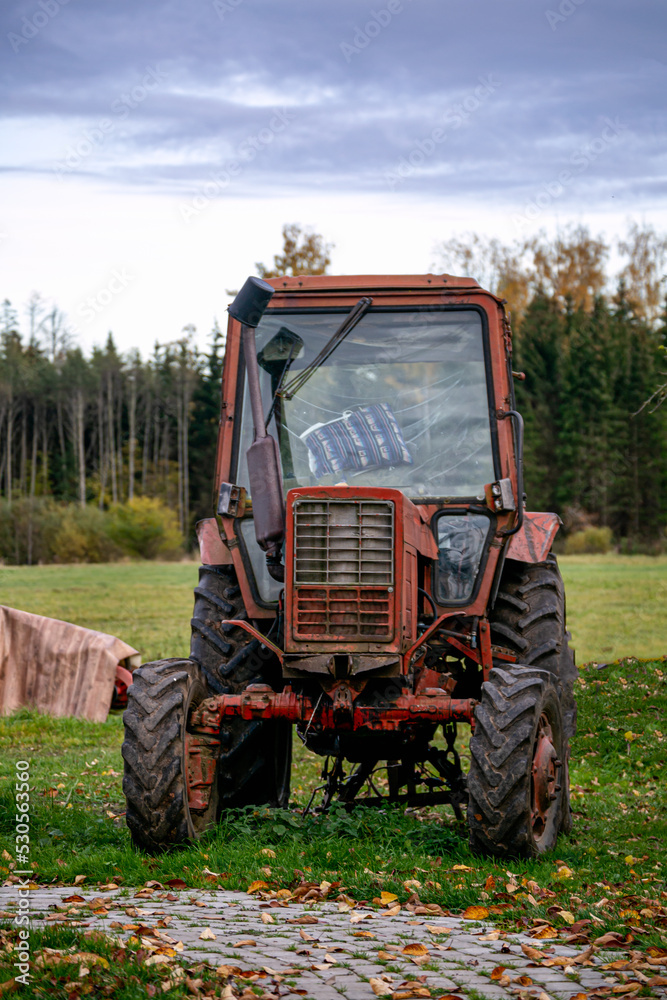 Obraz premium Old brown vintage tractor in the countryside.