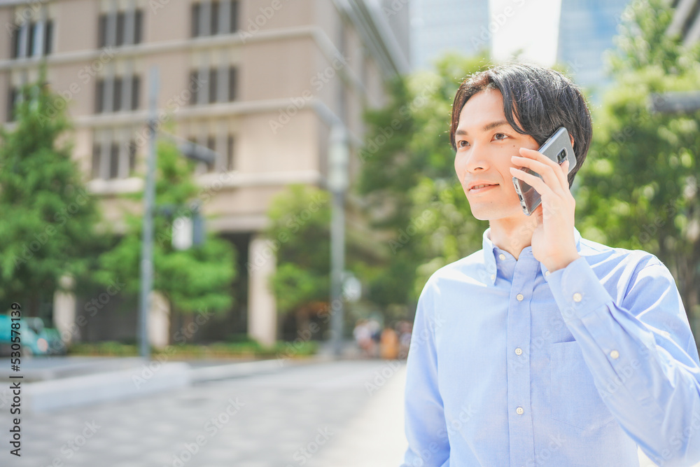 スマートフォンで通話をするビジネスマン スマートフォンで通話をするビジネスマン