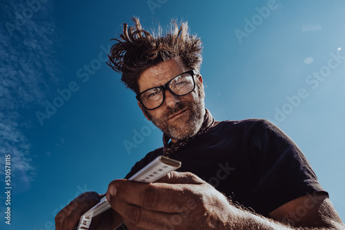 Heimwerker Portrait beim konzentrierten vermessen unter freiem Himmel photo