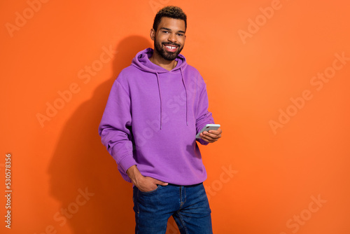 Fotografia Photo of cheerful guy boy dressed sylish outfit chatting modern device isolated
