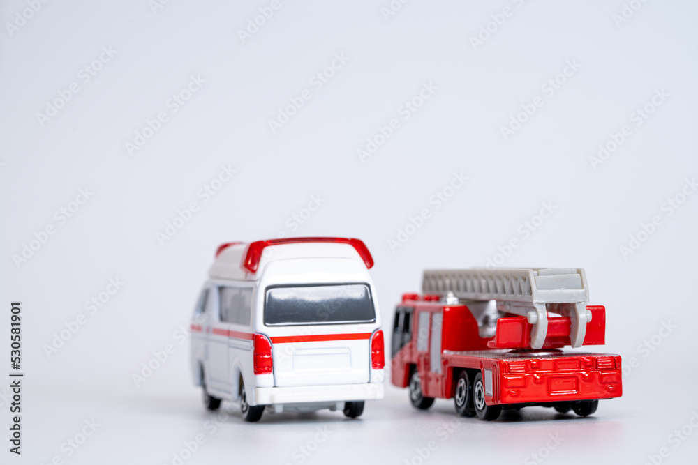 ミニカーの消防車と救急車
