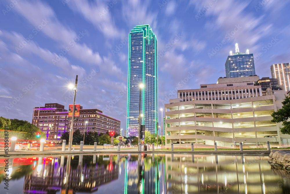 Naklejka premium Dallas Landscape on Cloudy Night