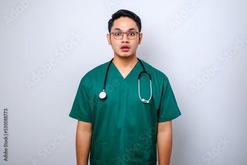Fotografi Impressed and surprised asian male nurse or doctor in scrubs drop jaw and stare