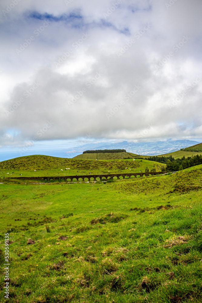 Obraz premium landscape with green hills, an aqueduct and cloudy sky