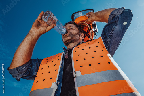 Tableau sur toile Arbeiter in Sicherheitskleidung schwitzt in der Sonne