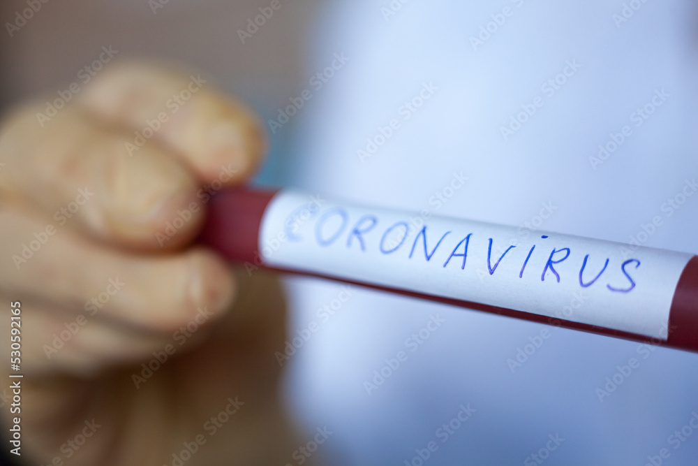 Obraz premium Hand holding blood test result for Coronavirus