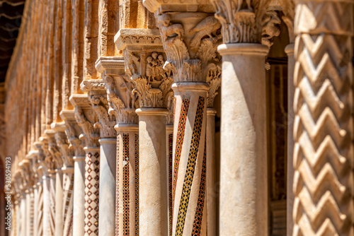 Fotografía Monreale, Italy - July 8, 2020: Cloister of the cathedral of Monreale (chiostro