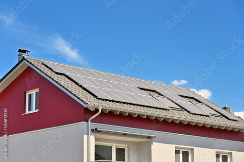 Solardach auf modernem Wohnhaus
