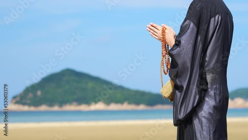 海で僧侶が供養している海洋散骨のイメージ