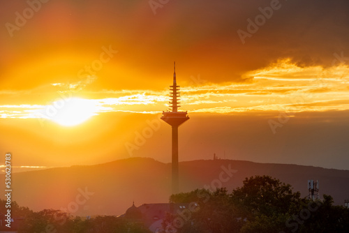 Europaturm (Fernsehturm) in Frankfurt am Main beim Sonnenuntergang im Sommer, Silhouette