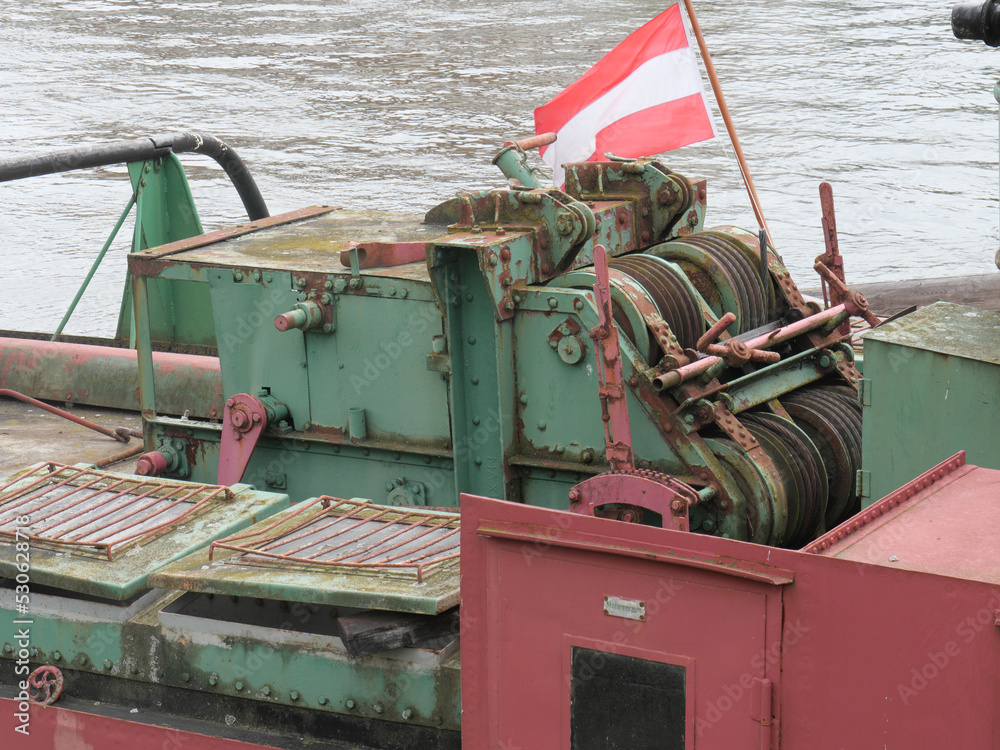 Seilwinde mit Stahlseil auf einem alten Frachtschiff