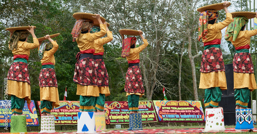 Fotografie Traditional dance of indonesian culture from jambi