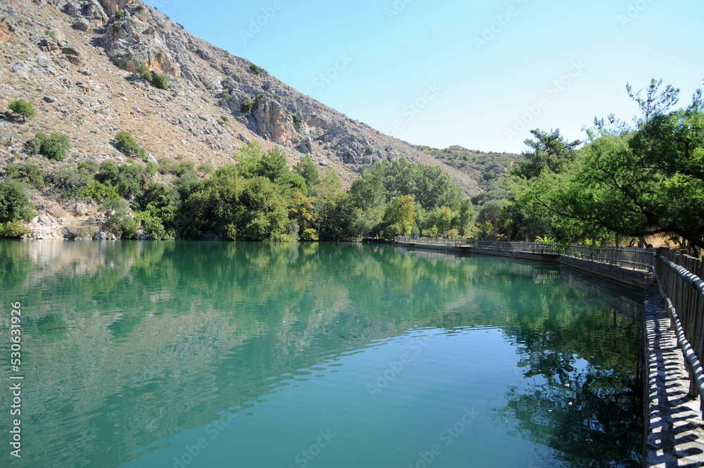 Le lac de Votomos à Zaros près d'Agioi Déka en Crète