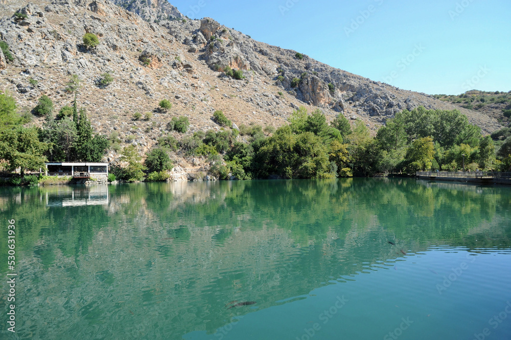 Fototapeta premium Le lac de Votomos à Zaros près d'Agioi Déka en Crète